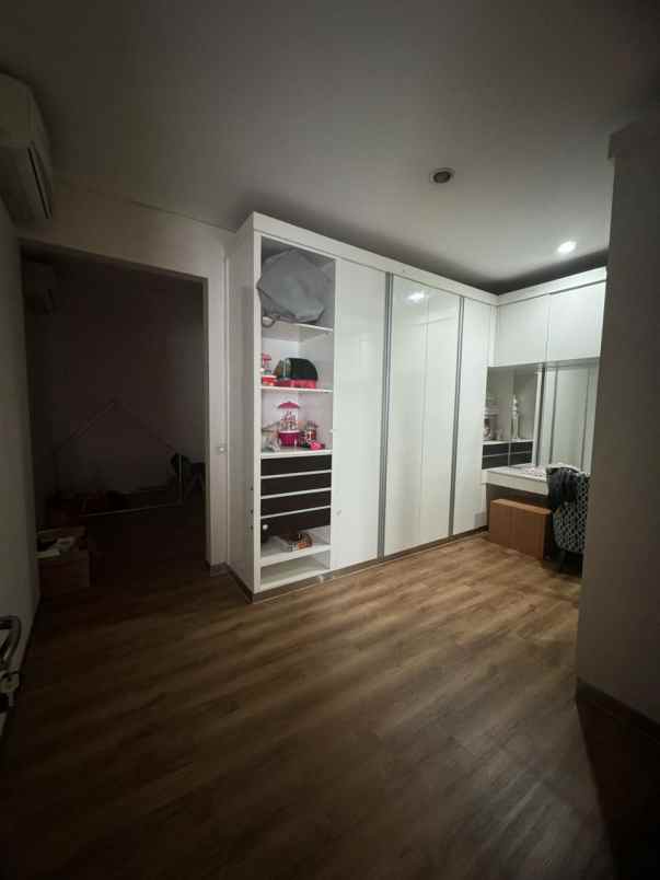 dijual rumah jalan graha natura