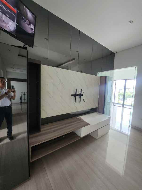 dijual rumah jalan north emerald mansion