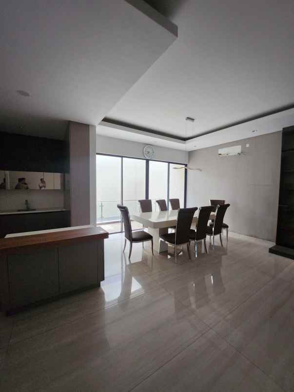 dijual rumah jalan north emerald mansion