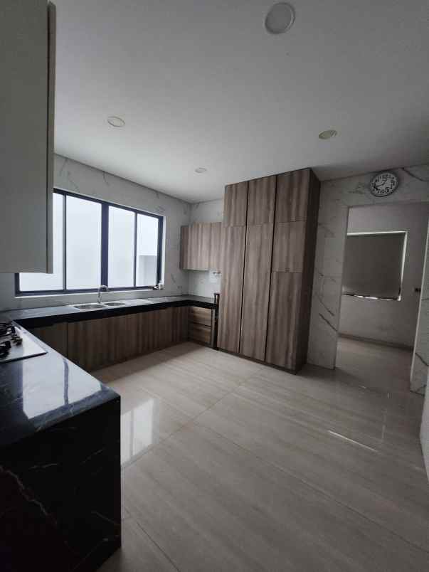 dijual rumah jalan north emerald mansion