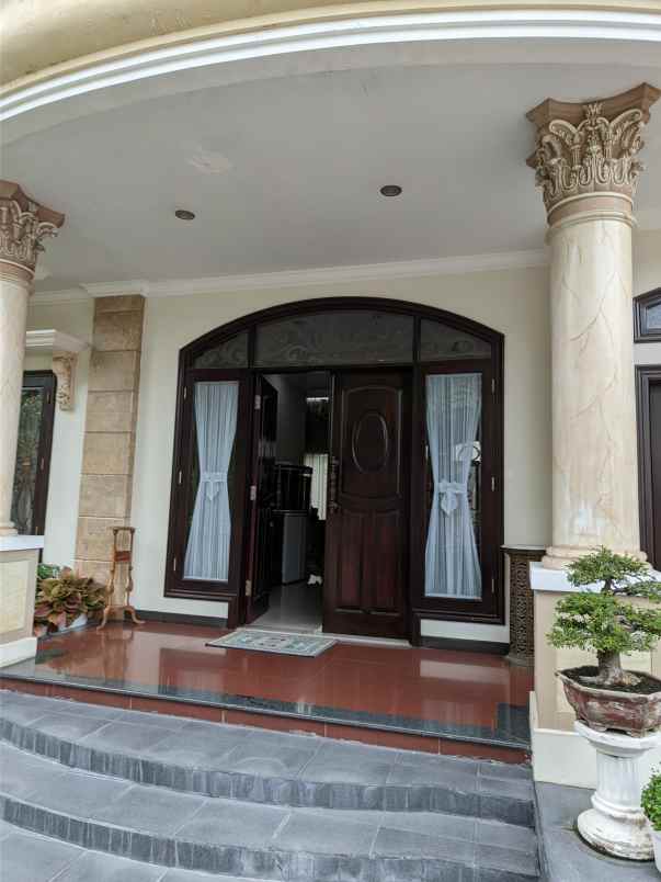 dijual rumah jalan pakuwon city