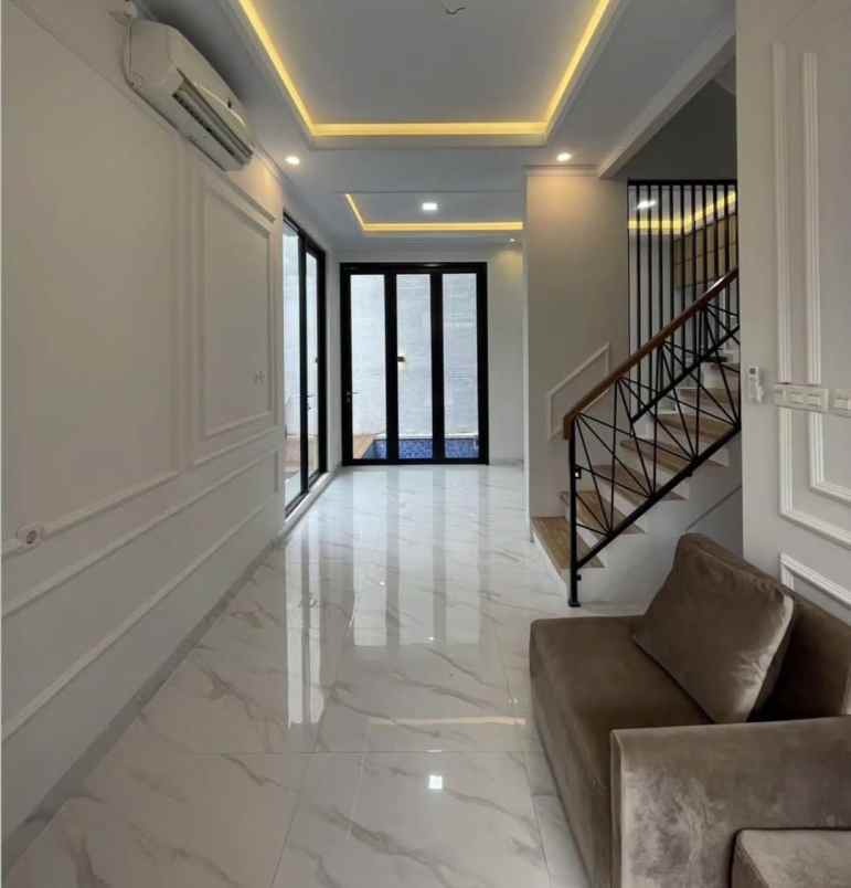 dijual rumah jalan raya jagakarsa
