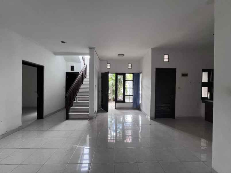 dijual rumah jalan raya kesambi