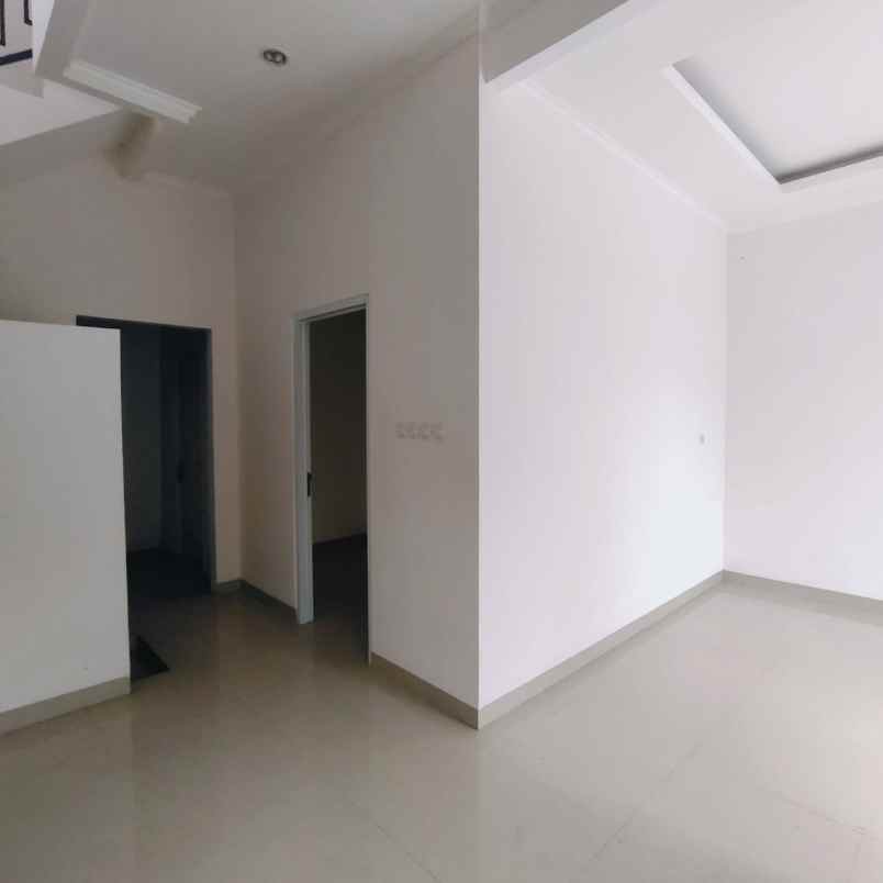 dijual rumah jalan raya muchtar