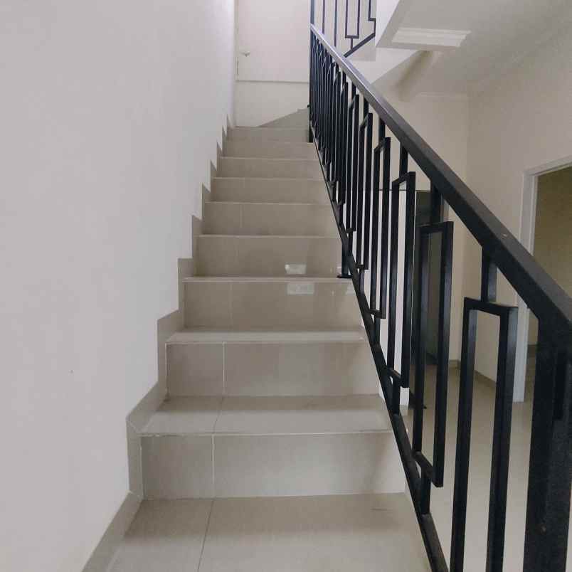 dijual rumah jalan raya muchtar