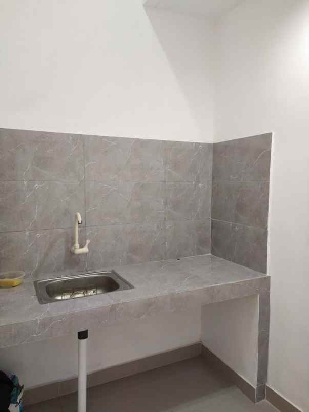 dijual rumah jalan raya pamulang