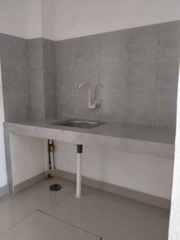 dijual rumah jalan raya pamulang