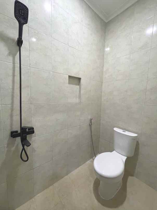 dijual rumah jalan raya serua ciputat