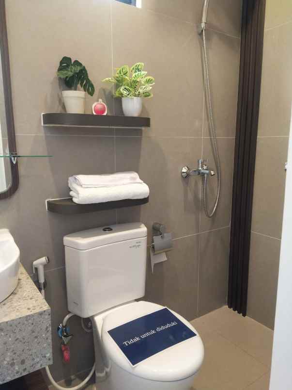 dijual rumah jalan zona eropa boulevard