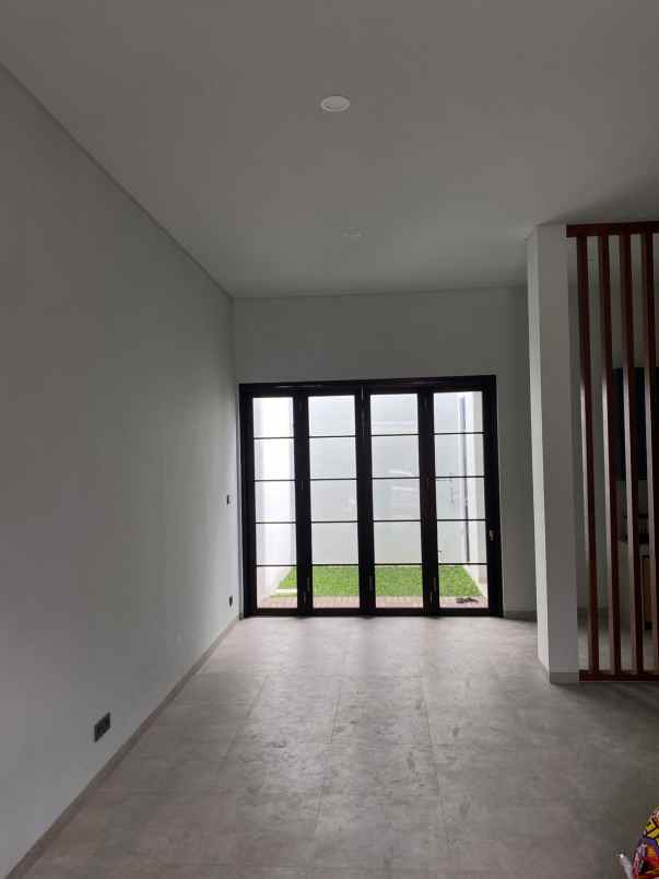 dijual rumah jl alam sutera