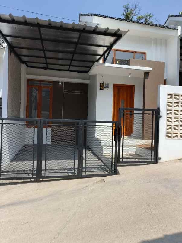 dijual rumah jl cibolerang cileunyi