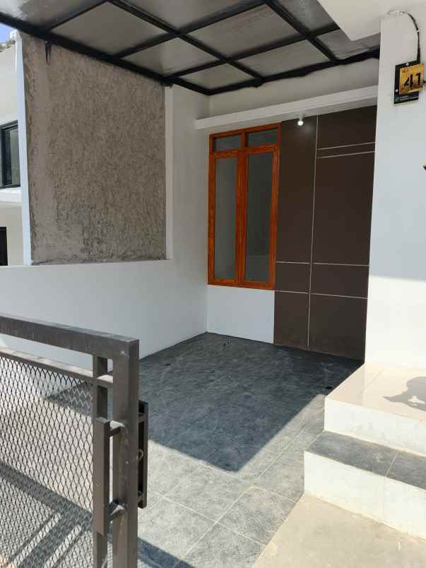 dijual rumah jl cibolerang cileunyi