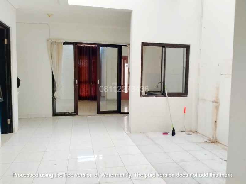 dijual rumah jl komplek prive