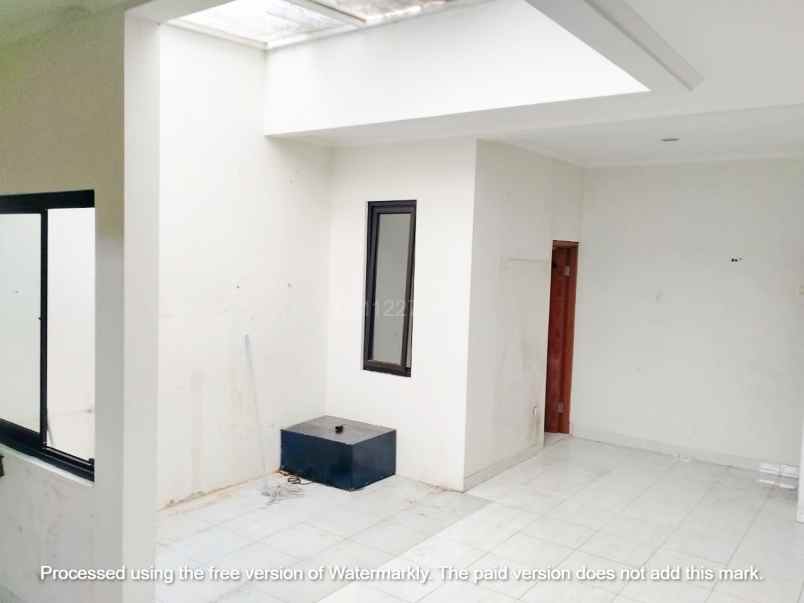 dijual rumah jl komplek prive