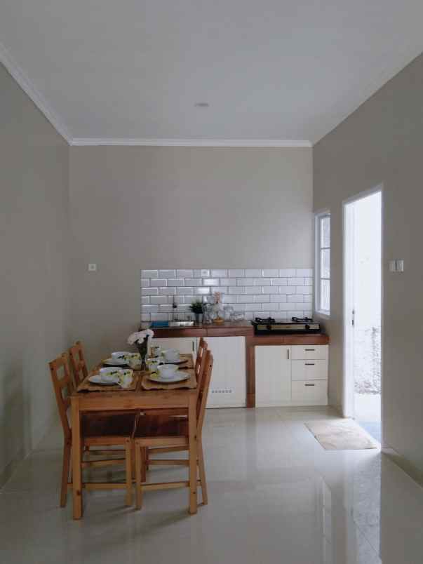 dijual rumah jl komplek villa dago tol