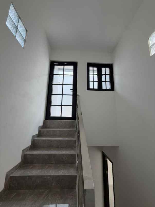 dijual rumah jl mandala