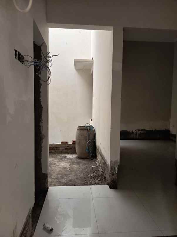 dijual rumah jl petemon