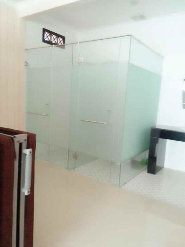 dijual rumah jl puri gading