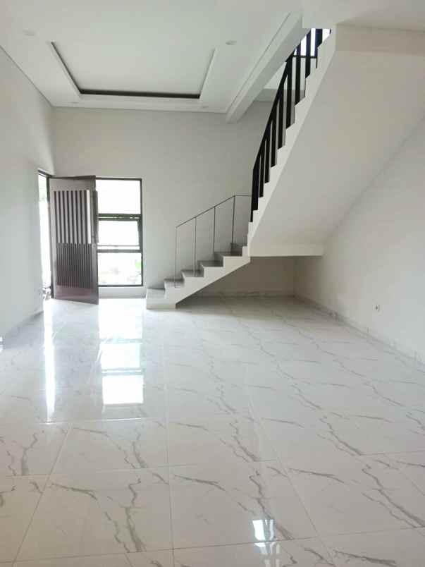 dijual rumah jl sayap turangga