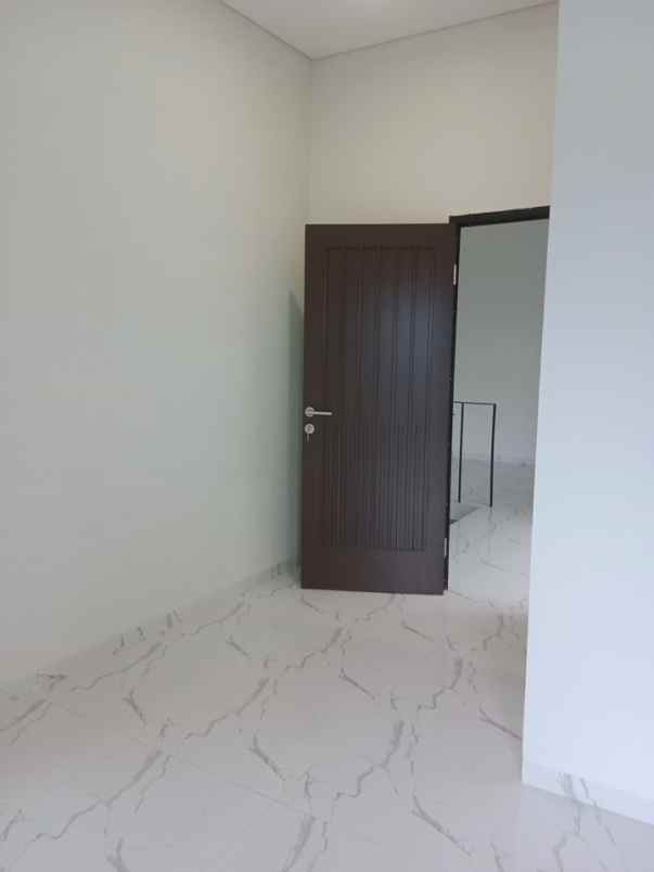 dijual rumah jl sayap turangga