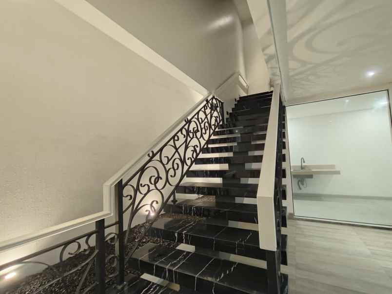 dijual rumah kawasan argenia sentul city