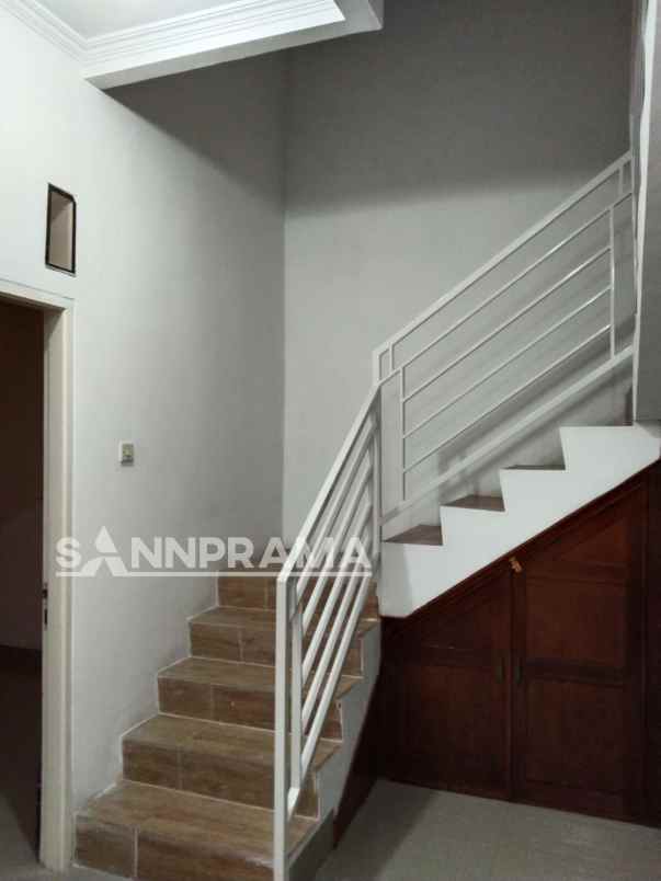 dijual rumah kelapa dua wetan