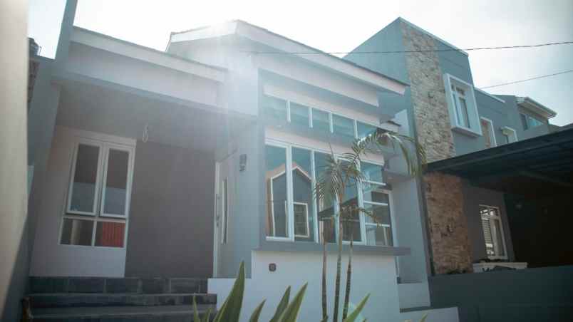 dijual rumah kolonel masturi lembang