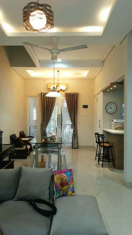 dijual rumah komplek flo residence kav