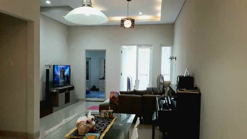 dijual rumah komplek flo residence kav