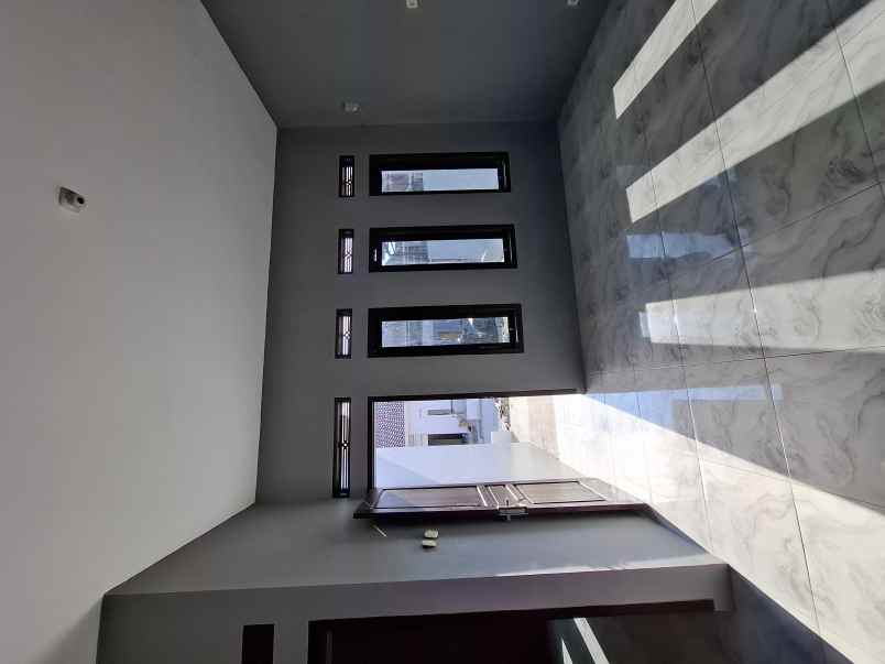 dijual rumah komplek lisvie village jl