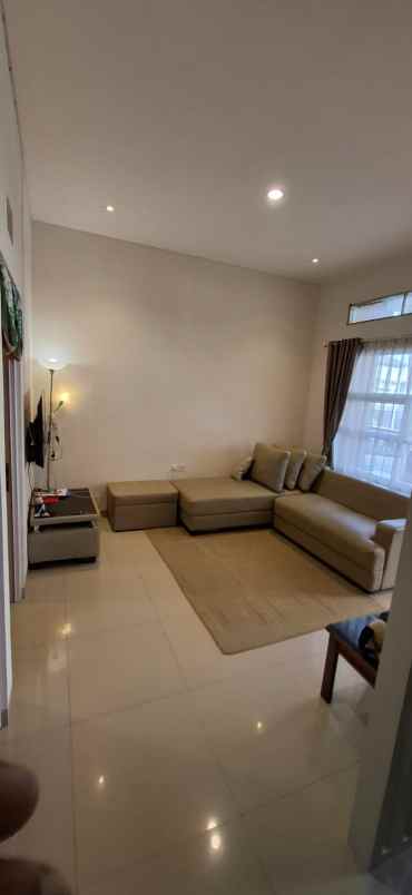 dijual rumah komplek sariwangi