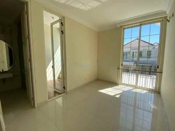 dijual rumah lariz pakuwon indah