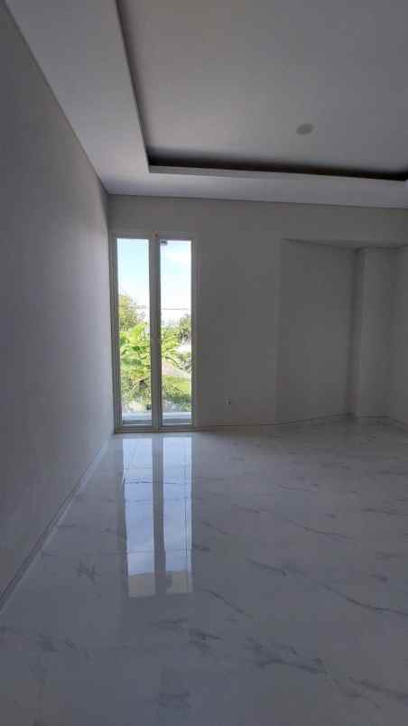 dijual rumah manyar tompotika