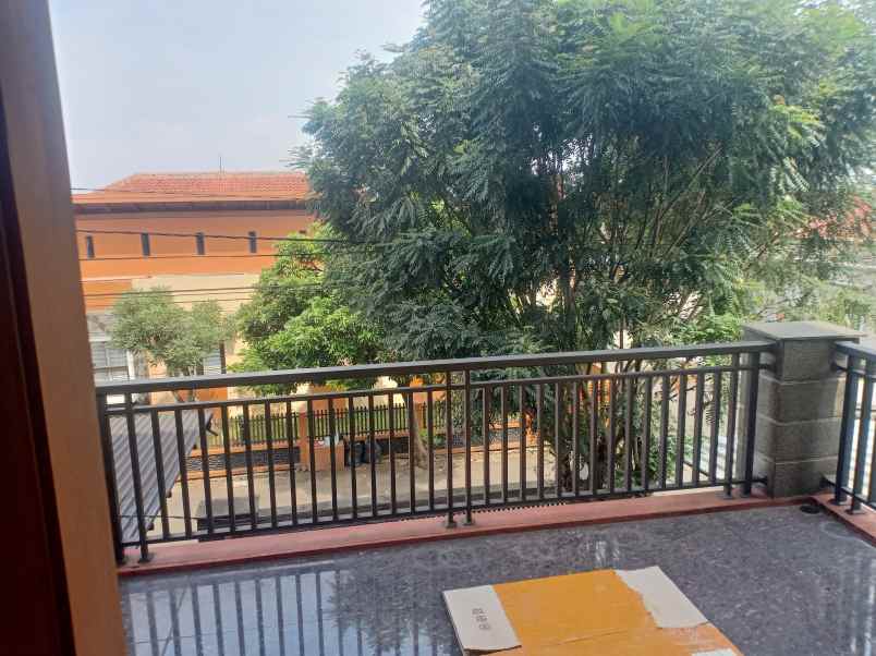 dijual rumah mewah komplek sariwangi 7 menit polban