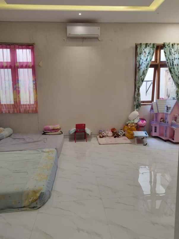 dijual rumah nginden