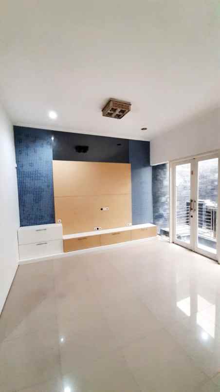 dijual rumah pakuwon city