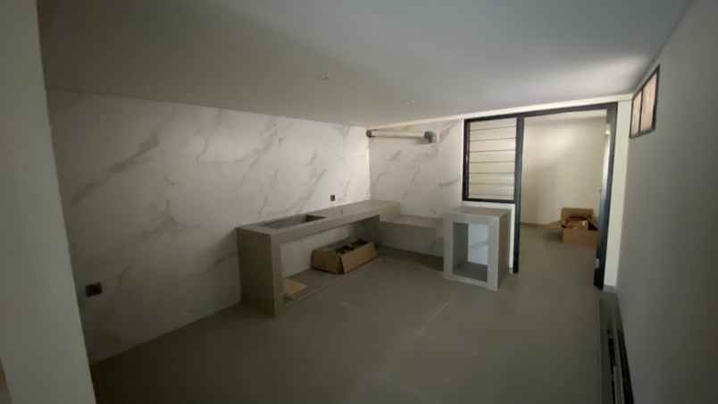 dijual rumah pakuwon city