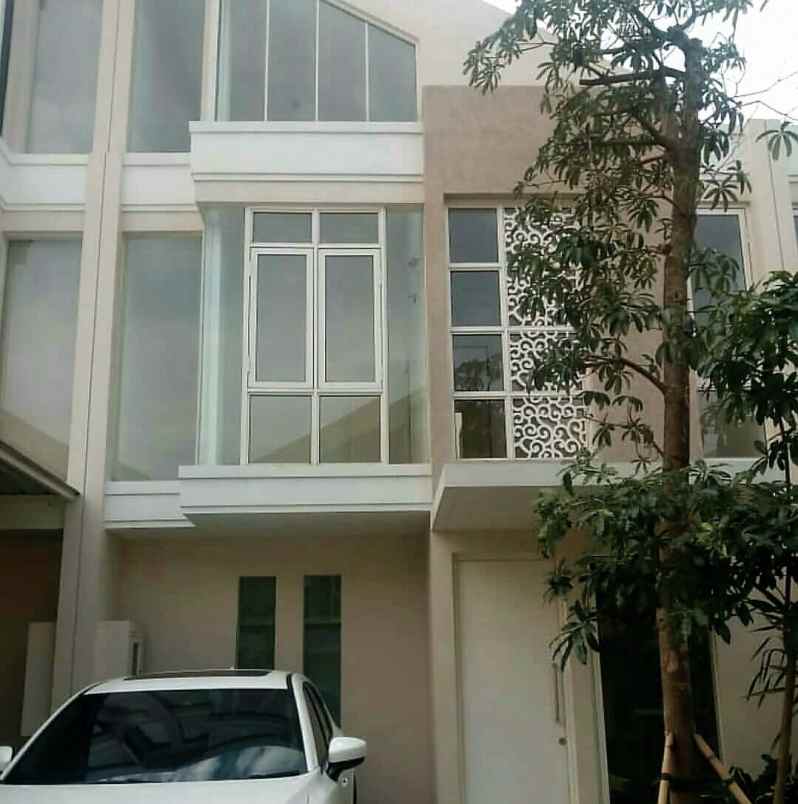 dijual rumah pakuwon city