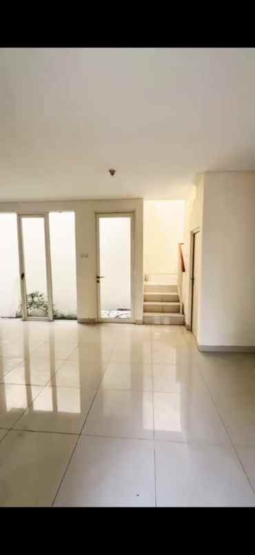 dijual rumah pakuwon city