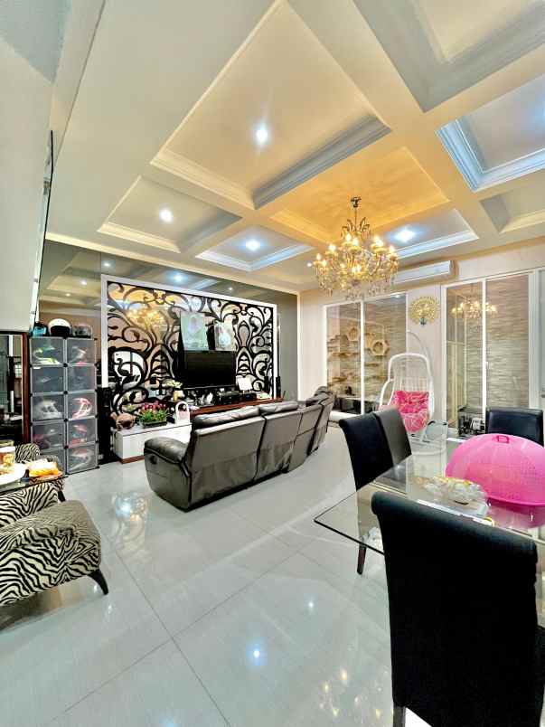 dijual rumah pakuwon city
