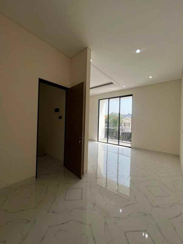 dijual rumah pakuwon city