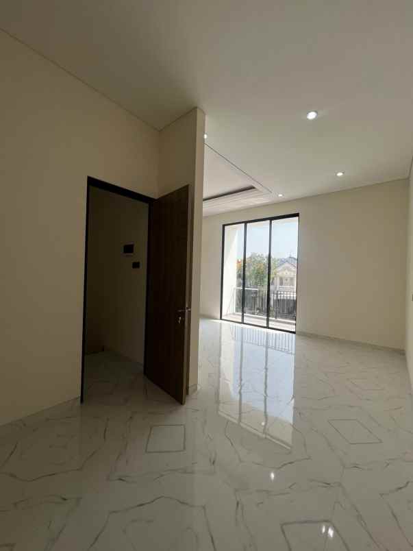 dijual rumah pakuwon city
