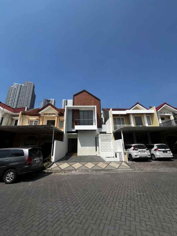 dijual rumah pakuwon city