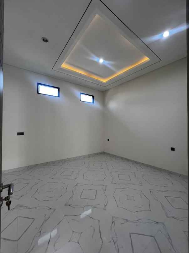 dijual rumah pakuwon city