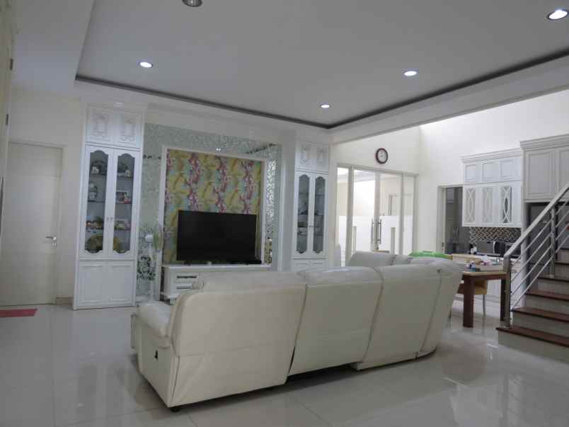 dijual rumah pakuwon city cluster san