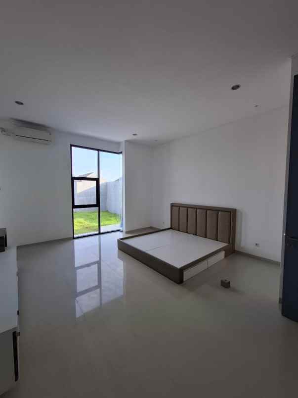 dijual rumah pakuwon city imperial beach