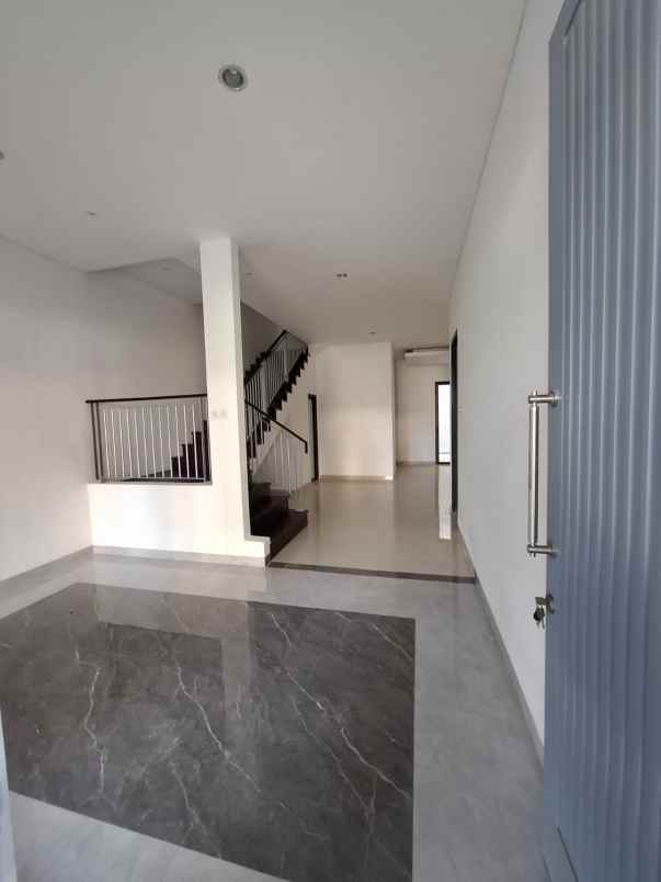 dijual rumah pakuwon city imperial beach