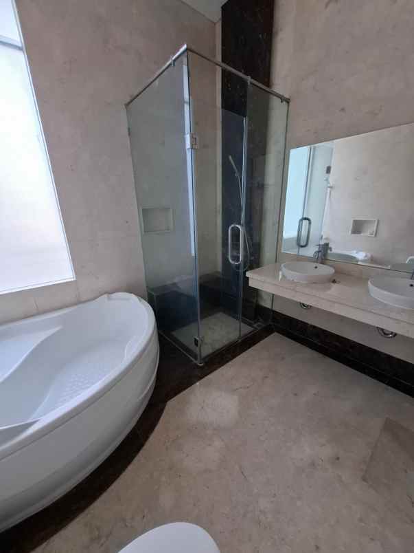 dijual rumah pakuwon city imperial beach