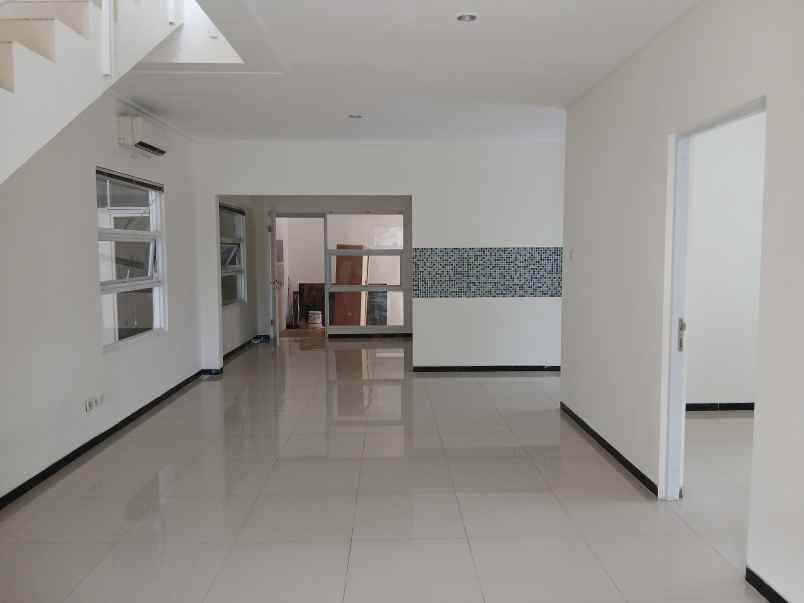dijual rumah pakuwon city surabaya