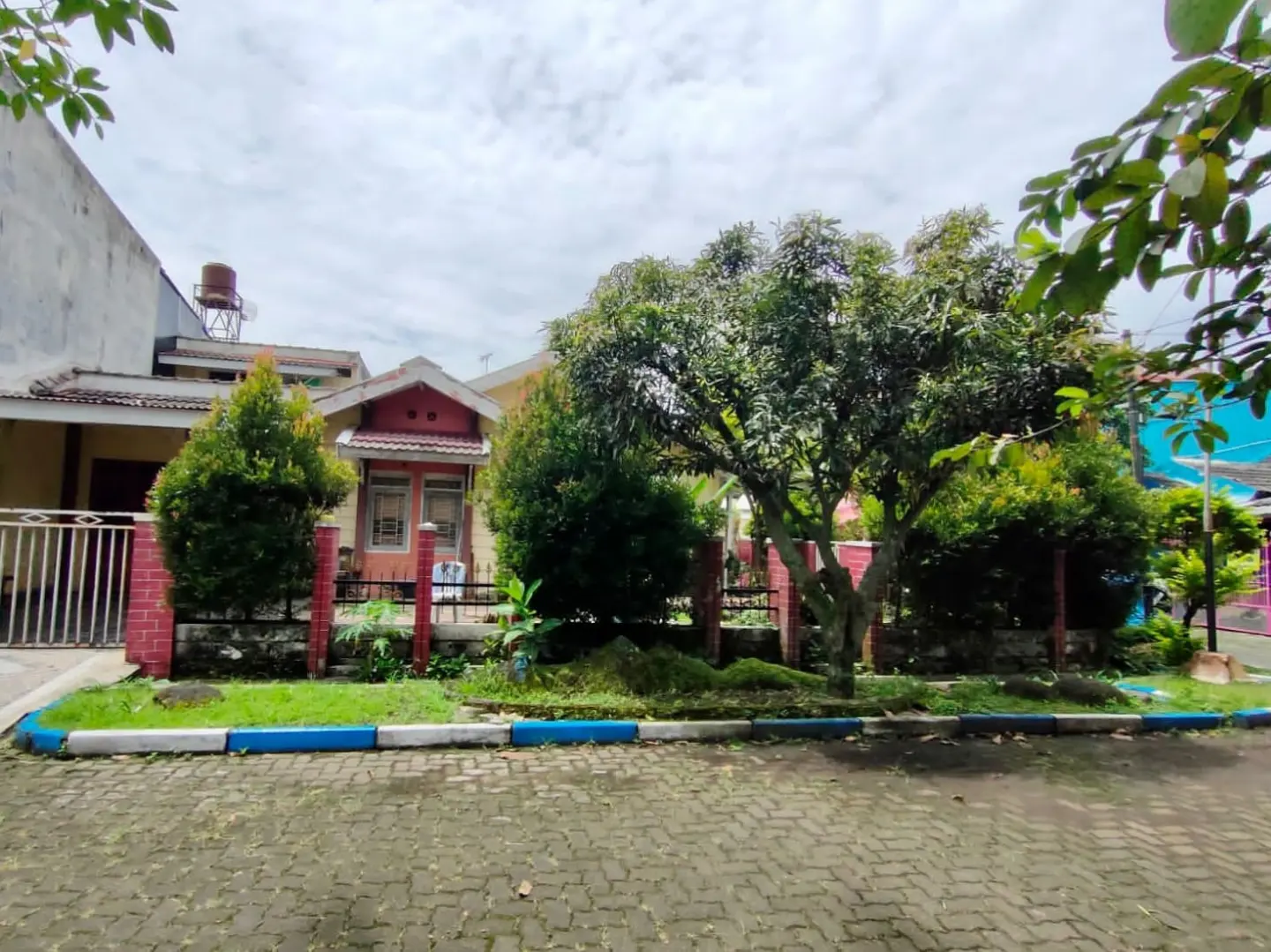 dijual rumah perumahan araya